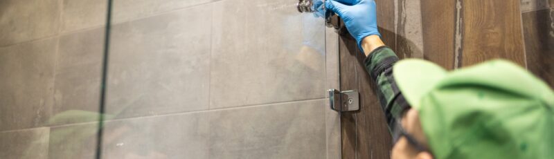 Workers,Are,Installing,Glass,Door,Of,The,Shower,Enclosure.